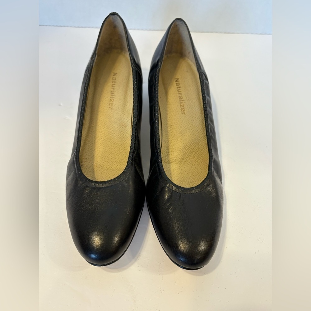 Naturalizer Black Leather Low Heel Pumps Shoes Size 8